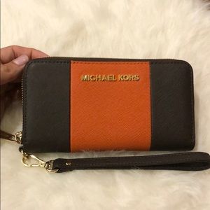 🍁Michael Kors Wristlet Orange and Black 🍁